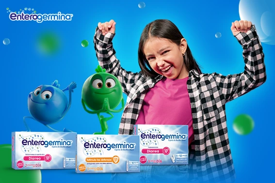 Niña feliz tocando su estómago.